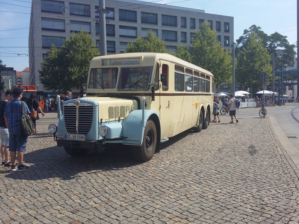 Büssing-Oldtimer in Dresden (Postplatz)