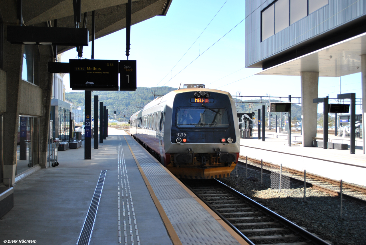 9215 bei der Ausfahrt aus Trondheim S