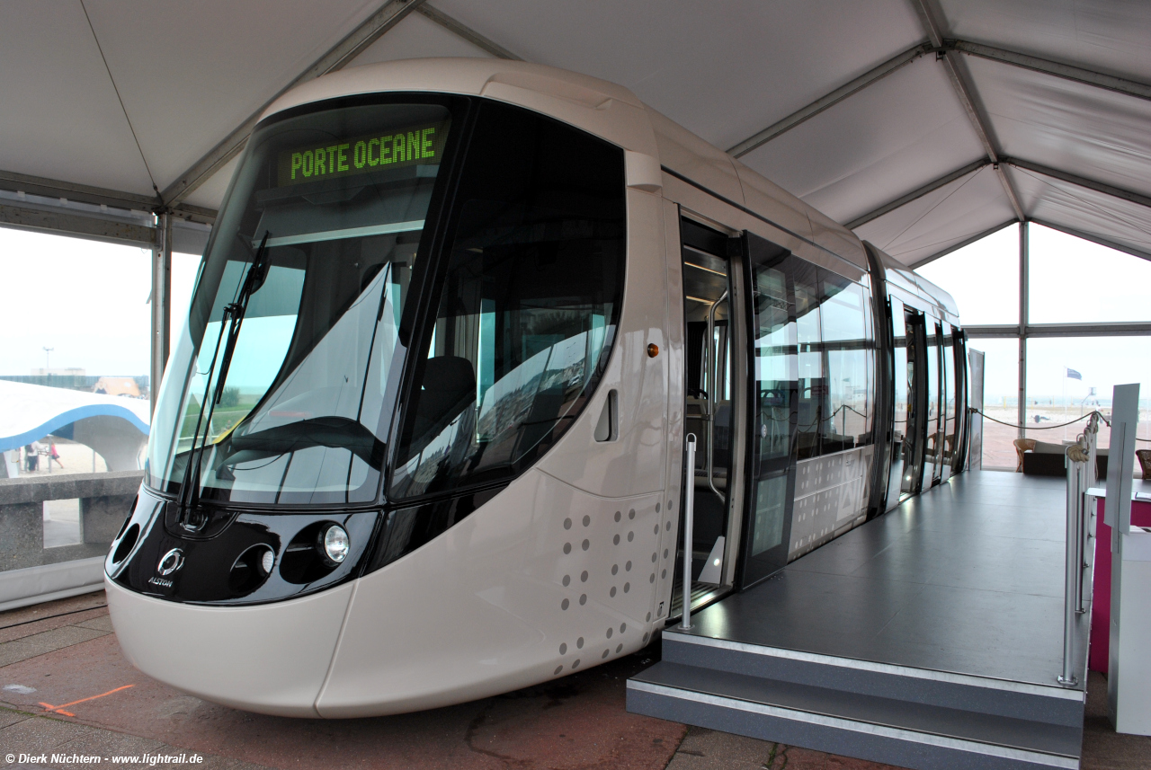 Modell der neuen Straßenbahnen