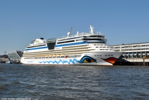 AIDAbella im Cruise-Center Hamburg-Altona